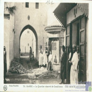 Le Quartier réservé de Casablanca - une ruelle et une fontaine