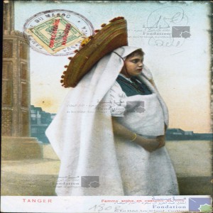 Tanger - femme arabe en costume de ville