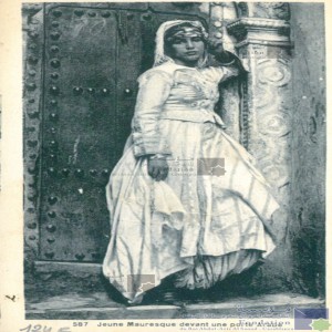 Jeune mauresque devant une porte arabe