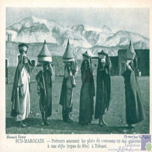 Sud-marocain - porteurs amenant les plats de couscous et les galettes à une diffa (repas de fête) à Telouet