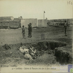 Casablanca - cadavres de Marocains jetés dans la fosse commune