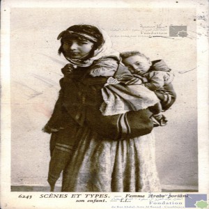 Femme arabe portant son enfant