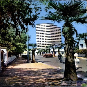 Casablanca - le Boulevard de Londres - au fond, l\'Immeuble Liberté
