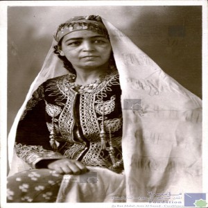 Types mauresques - femme en costume d\'intérieur