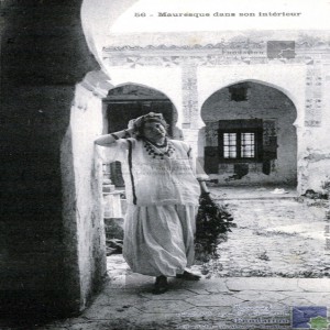 Mauresque dans son intérieur