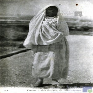 Femme arabe, costume de ville