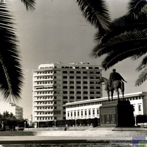 Casablanca - Place administrative, la statue équestre du Maréchal et l\'immeuble Lyautey