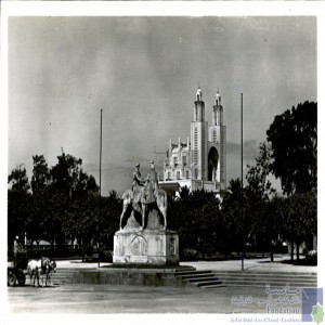 Casablanca - le monument aux morts et la Cathédrale