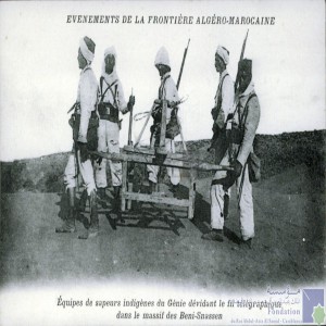 Evénements de la frontière algéro-marocaine - équipes de sapeurs indigènes du Génie dévidant le fil télégraphique dans le massif des Beni-Snassen