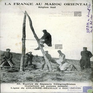 La France au Maroc oriental, région sud - équipe de sapeurs télégraphistes installant un poteau jumelé, ligne de Colombe-Béchar à Bou-Denib