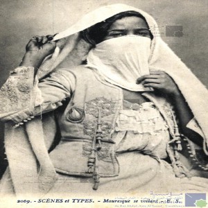 Mauresque se voilant