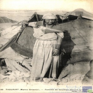 Taourirt (Maroc oriental) - femme de goumier devant sa tente