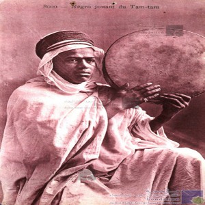 Négro jouant du tam-tam