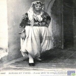 Femme arabe en costume d\'intérieur