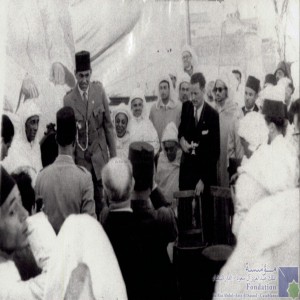 [Sa Majesté le Roi Hassan II avec des notables marocains]