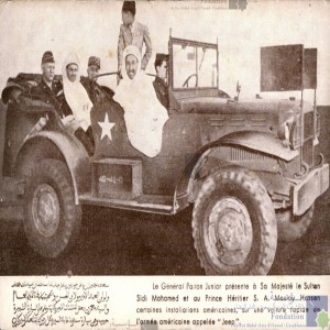 Le général Patton Junior présente à Sa Majesté le Sultan Sidi Mohamed et au prince héritier S. A. Moulay Hassan certaines installations américaines, sur une voiture rapide de l\'armée américaine appelée Jeep