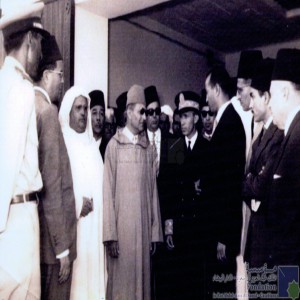 [Sa Majesté le Roi Mohammed V en discussion avec des responsables]