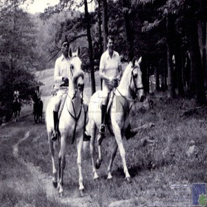 [S. M. le Roi Hassan II et le président Ronald Reagan en promenade équestre dans le ranch royal au USA]