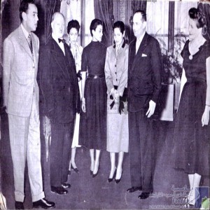 [Sa Majesté le Roi Mohammed V et le prince héritier Moulay Hassan reçoivent une personnalité étrangère et son épouse]