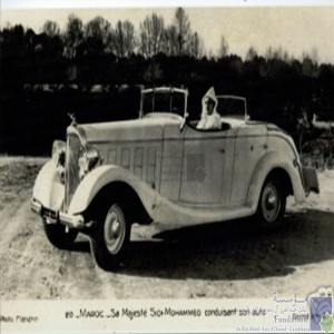 Sa Majesté Sidi-Mohammed conduisant son auto