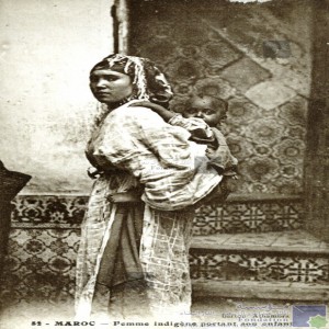 Femme indigène portant son enfant