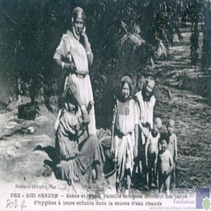 Fez - Sidi Hrazem - famille indigène donnant des bains d\'hygiène à leurs enfants dans la source d\'eau chaude