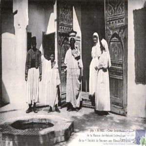 A Fez - cour intérieure de la maison des dames infirmières de la Société de secours aux blessés militaires