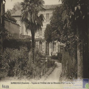 Barbezieux (Charente) - façade de l\'Hôtel de la Boule d\'Or vue du parc