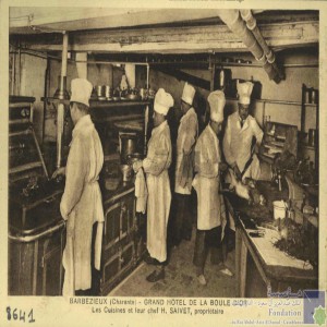 Barbezieux (Charente) - Grand Hôtel de la Boule d\'Or - les cuisiniers et leur chef H. Saivet, propriétaire