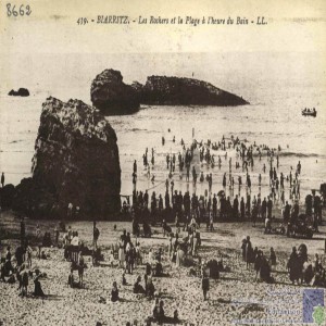 Biarritz - les rochers et la plage à l\'heure du bain