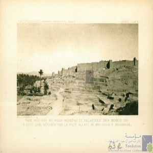 Tazzouguert (Maroc oriental sud) - face sud-est du ksar indigène et palmeraie des bords du fleuve Guir, séparés par la piste allant de Bou-Denib à Gourrama