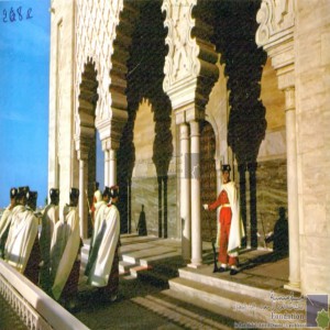 Rabat - le Mausolée Mohammed V (architecte-maître d\'oeuvre M. Vo Toan) - la relève de la Garde royale