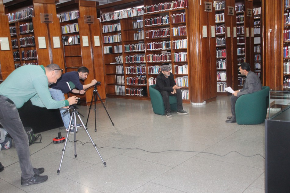 La huitième chaîne de télévision nationale publique tourne dans les locaux de la bibliothèque de la Fondation