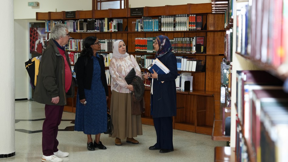 La Fondation a accueilli, le 14 avril 2026, Mme Sanaa Doukkali, professeure à la Faculté des Sciences Juridiques, Economiques et sociales Ain Chock de Casablanca, Mme Mina Kleiche Dray, directrice de recherche à l’Institut de Recherche pour le Développement (IRD), ainsi que M. Pier Luigi Rossi, ingénieur de recherche au sein du même institut et expert en bibliométrie, et ce dans le cadre d’une visite scientifique visant à consulter le fonds documentaire en lien avec leurs domaines d’expertise.
